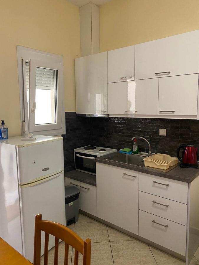 Kosta's Apartments. Néa Péramos